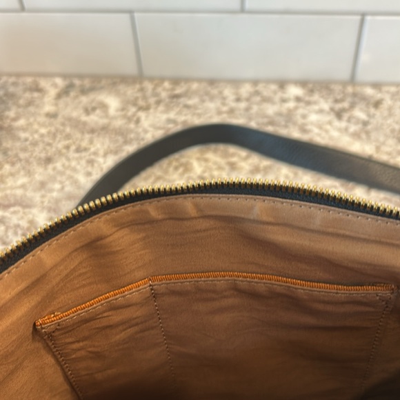 HOBO black pebbled leather crossbody bag w/ adjustable 24-27 in strap - Picture 5 of 8